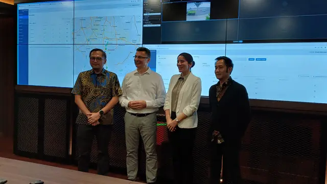 Direktur Utama PT RITS Attila Keszeg (kedua dari kiri) di kantor PT RITS, Jakarta, Rabu (5/7/2023). (Maulandy/Liputan6.com)