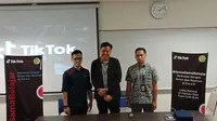 Kepala Kebijakan Publik Tiktok Indonesia Donny Eryastha (tengah). (Liputan6.com/Huyogo Simbolon)