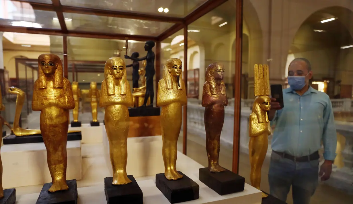 Seorang pria mengunjungi Museum Mesir di Kairo, Mesir (1/7/2020). Mesir pada Rabu (1/7) membuka kembali Museum Mesir, Piramida Giza, dan Kuil Luxor untuk kali pertama sejak ditutup akibat COVID-19 pada Maret lalu. (Xinhua/Ahmed Gomaa)