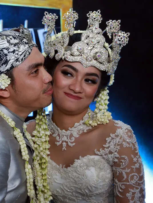 Menikah dengan sahabat sejak jaman SMP, Ayudia dan Ditto tak pernah terpikir sama sekali, mereka baru sadar telah memiliki hati masing-masing beberapa bulan terakhir. (Deki Prayoga/Bintang.com)