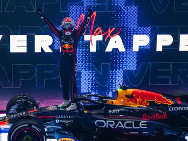 Pembalap Red Bull Racing, Max Verstappen merayakan kemenangan setelah tercepat dalam Formula 1 GP Qatar 2025 di Sirkuit Lusail, Lusail, Qatar, Minggu (30/11/2025) waktu setempat. (AFP/Andrej Isakovic)