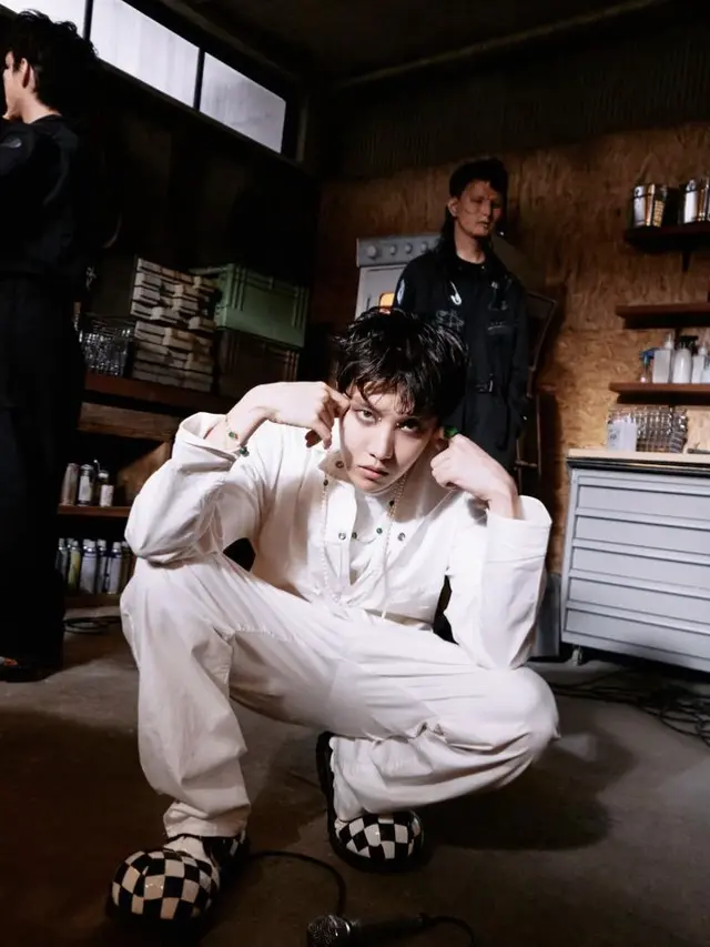 Tampilan JHope BTS di video klip lagu More, credit: @uarmyhope