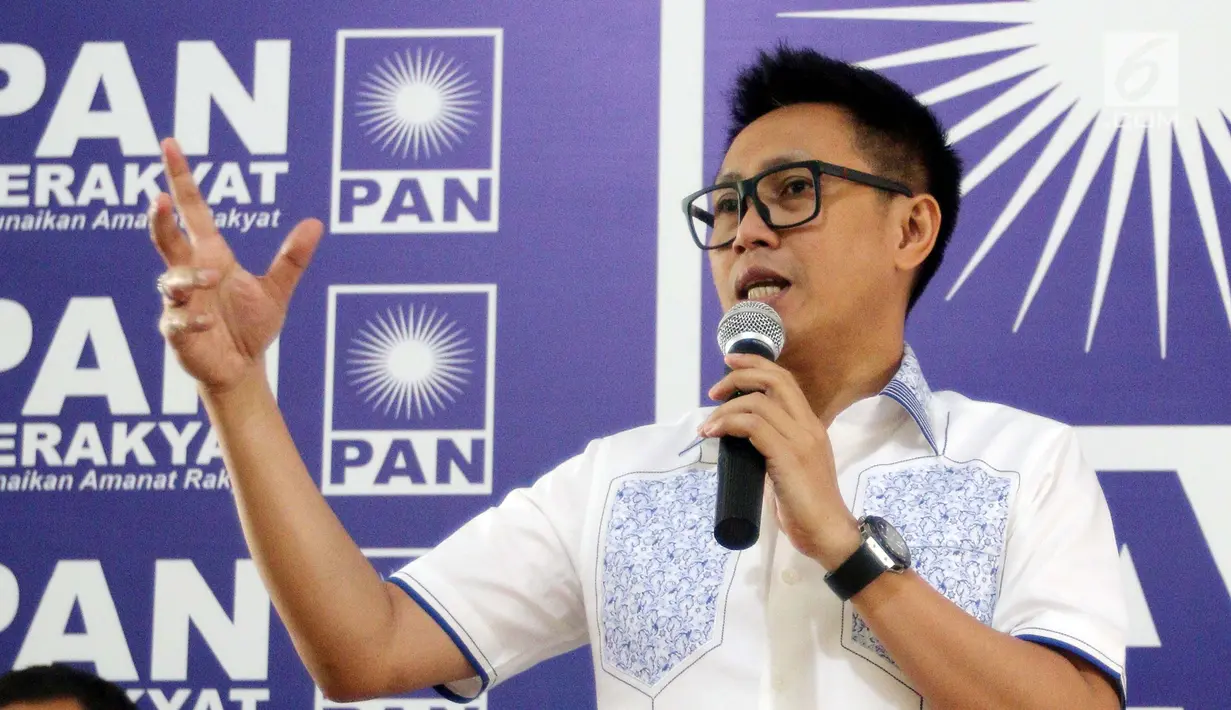Ketua DPW PAN Provinsi DKI Jakarta Eko Hendro Purnomo atau Eko Patrio (tengah) memberi pengarahan saat konsolidasi bakal calon anggota legislatif di Jakarta, Sabtu (24/3). Ratusan orang daftar bakal caleg lewat PAN. (Liputan6.com/JohanTallo)