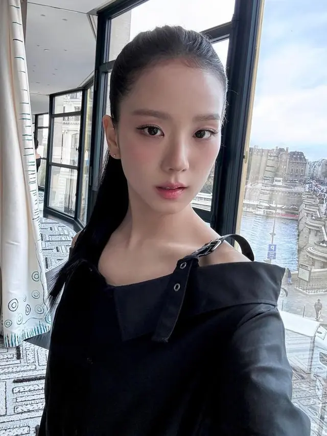 Jisoo Hadir di Paris Fashion Week. [@sooyaaa__]