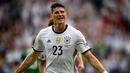 Mario Gomez mencetak gol tunggal kemenangan Jerman atas Irlandia Utara, 1-0, pada laga Grup C Piala Eropa 2016 di Parc des Princes, Paris, Selasa (21/6/2016). (AFP/Lionel Bonaventre)