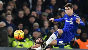 Selepas dari Akademi Sao Paulo, Oscar sempat bermain untuk Internacional sebelum bergabung dengan Chelsea tahun 2012. Bersama Chelsea, Oscar telah meraih gelar Liga Inggris, Piala Liga, dan Piala Europa. (AFP/Ben Stansall)