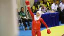 Atlet Wushu Iran, menyapa penonton usai mengalahkan lawannya dari Vietnam pada Kejuaraan Dunia Wushu 2015 di Istora, Senayan, Jakarta, Rabu (18/11/2015). (Bola.com/Nicklas Hanoatubun)