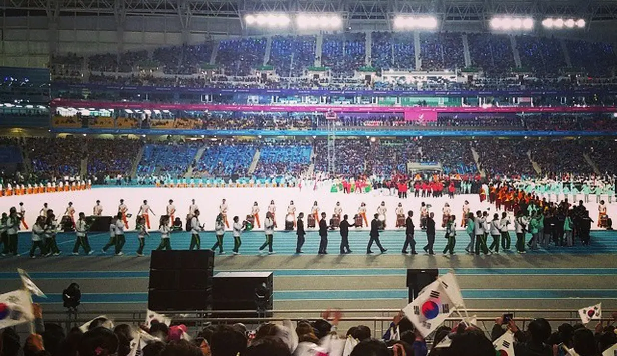 Hal itu menjadi simbolisasi penyerahan the Games Flag dan Obor Asian Games dari Presiden Dewan Olimpiade Asia Sheikh Ahmad Fahad al-Sabah kepada anggota Komite Olimpiade Indonesia (IOC). (instagram/attackyohankim)