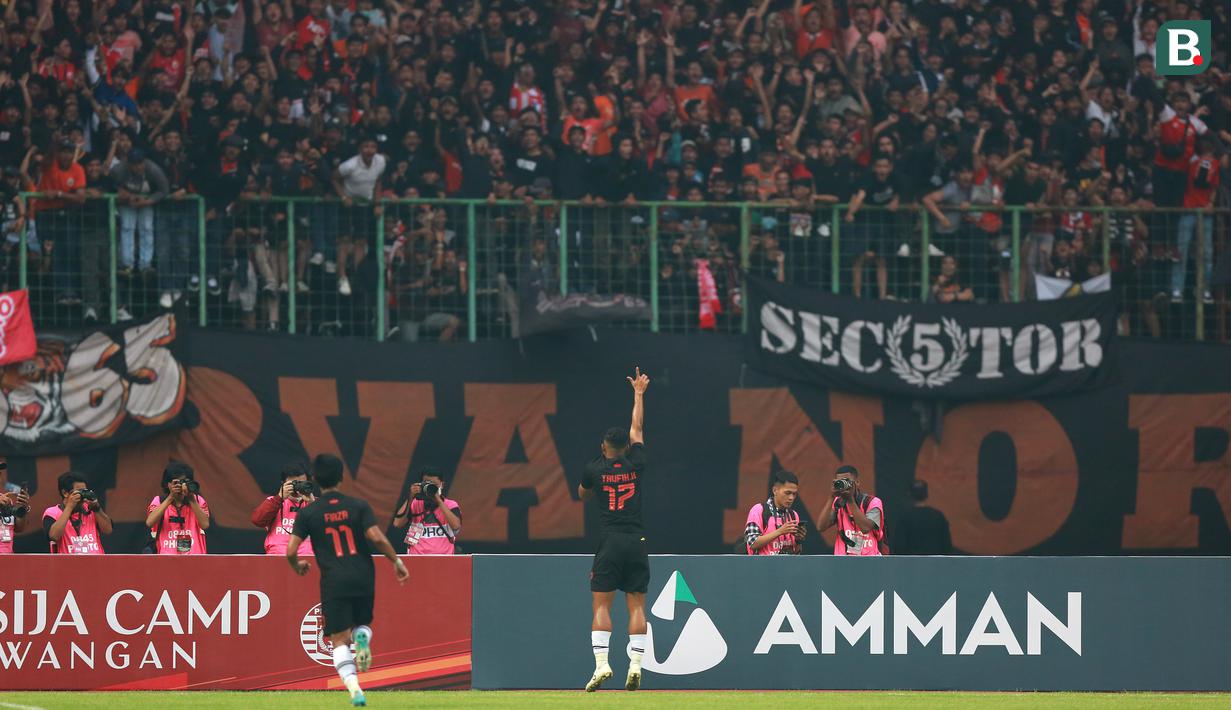 Stadion Patriot Candrabhaga pun kembali riuh dengan sukses Taufik Hidayat memberikan angka bagi Persija. (Bola.com/Ikhwan Yanuar)