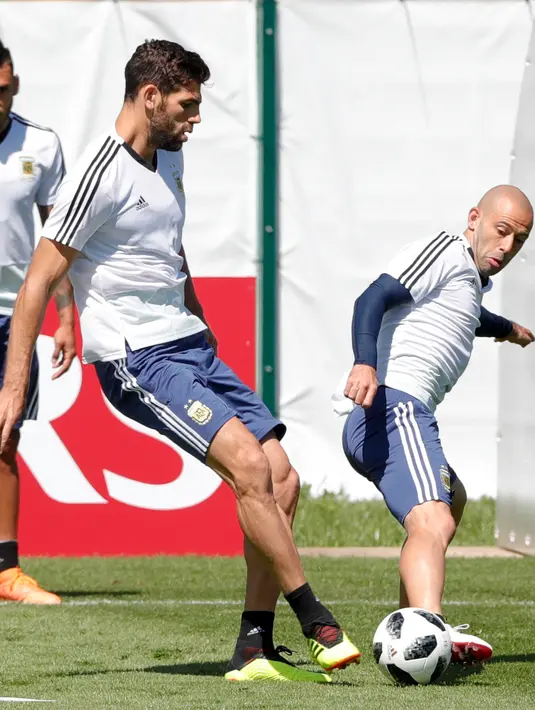 Pemain Argentina Javier Mascherano berebut bola dengan Federico Fazio saat sesi latihan di Bronnitsy, Rusia, (15/6). Argentina akan bertanding melawan Islandia pada grup D Piala Dunia 2018 di Spartak Stadium, Moskow.  (AP Photo / Ricardo Mazalan)
