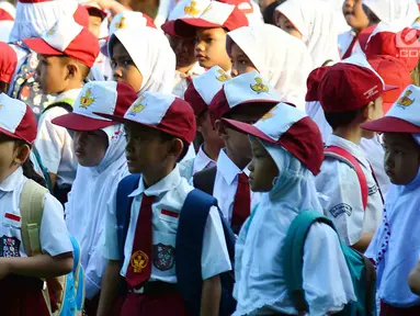 Seorang siswi menguap saat di halaman sekolah SDN 03, Pesanggrahan, Jakarta Selatan, Senin (16/7). Hari ini merupakan hari pertama masuk sekolah bagi para siswa dari jenjang TK hingga SMA untuk tahun ajaran 2018-2019. (Merdeka.com/Arie Basuki)