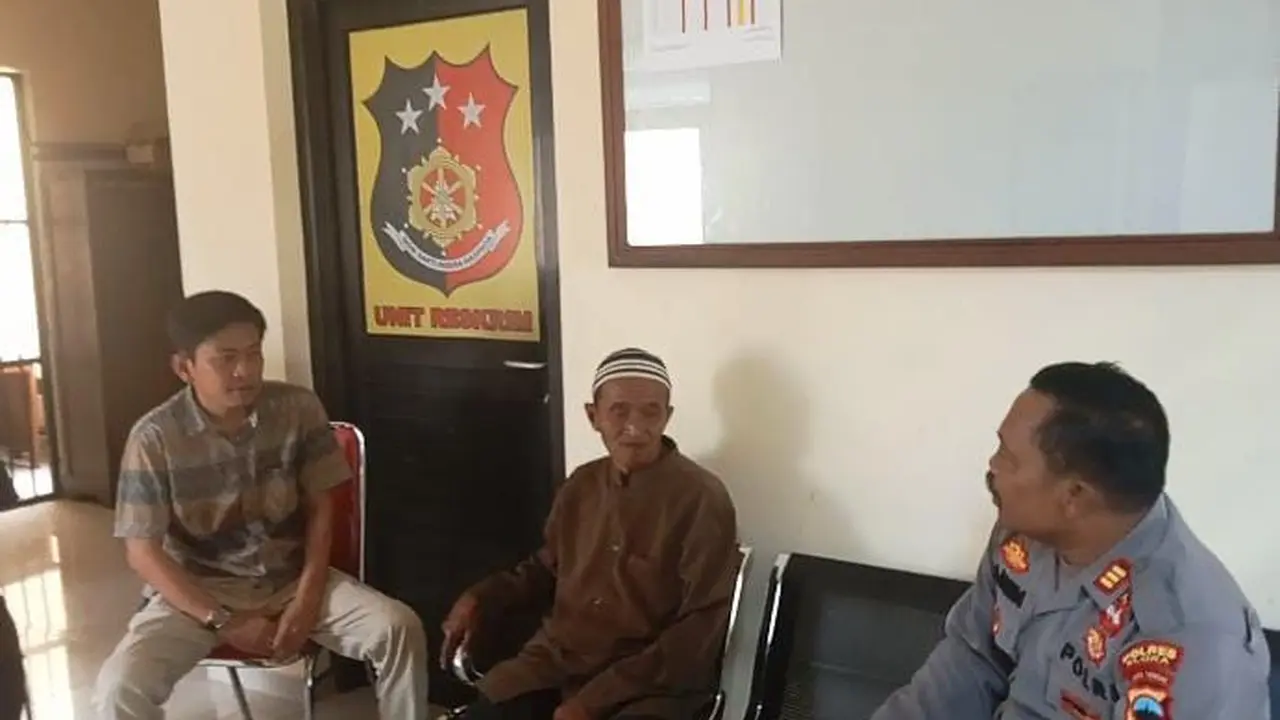 Mbah Tarman, penjual pentol keliling saat dimintai keterangan polisi di Mapolsek Jepon. (Liputan6.com/Ahmad Adirin)