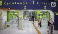 Penumpang kereta api Argo Lawu dari Solo tiba di Stasiun Gambir, Jakarta, Senin (17/5/2021). Kepala Humas PT KAI Daop I Eva Chairunisa mengatakan, pada hari ini diperkirakan akan ada 2.100 penumpang kereta api jarak jauh yang akan tiba di Jakarta. (Liputan6.com/Faizal Fanani)