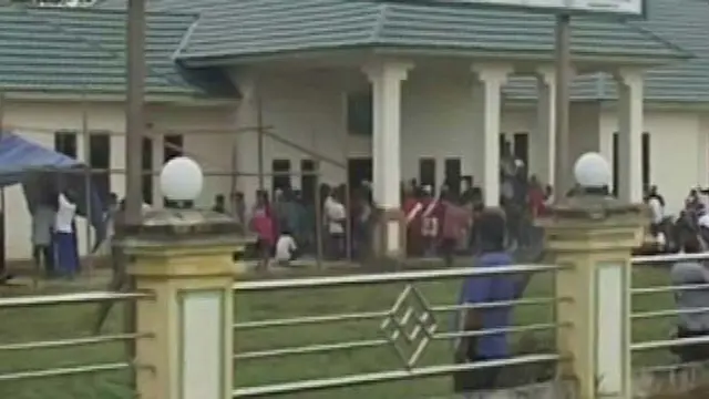 Massa Desak Kejari Eksekusi Bupati Aru