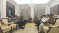 Wapres Jusuf Kalla bertemu sejumlah tokoh di kediamannya, Jalan Diponegoro, Jakarta Pusat, Kamis (23/5/2019) malam. (Merdeka.com/Intan Umbari Prihatin)