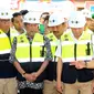 Menteri ESDM Ignasius Jonan dan Dirut PT PGN Jobi Triananda Hasjim saat mengunjungi jaringan gas bumi rumah tangga di Kecamatan Prajurit Kulon, Mojokerto (13/8). Target sambungan jaringas gas diperkirakan selesai pada akhir 2017.(Liputan6.com/Pool)