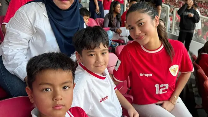 Azizah Salsha saat “Momong” Rafathar  dan Magika Putra Nia Ramadhani Menyaksikan Timnas Langsung di GBK