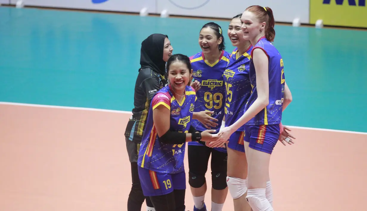 <p>Selebrasi para pemain Jakarta Electric PLN setelah mencetak angka saat menghadapi Jakarta Popsivo Polwan pada laga seri keempat putaran pertama PLN Mobile Proliga 2024 di GOR Tri Dharma Petrokimia, Gresik, Jawa Timur, Kamis (16/5/2024). Jakarta Electric PLN kalah 1-3 (23-25, 21-25, 25-19 dan 15-25). (Dok. PBVSI)</p>
