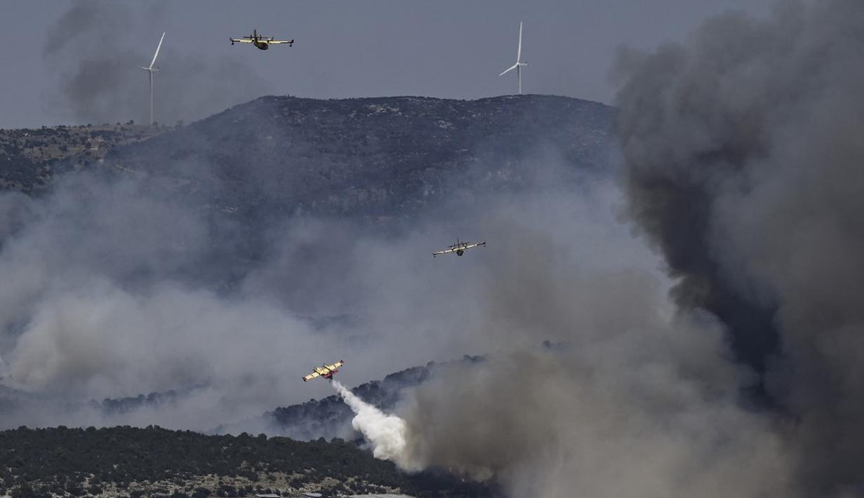 <p>Petugas pemadam kebakaran berjuang memadamkan api di beberapa bagian Yunani dan Kepulauan Canary. Sementara Spanyol mengeluarkan peringatan panas dan beberapa anak di Sardinia Italia diminta menjauhi olahraga. (Spyros BAKALIS/AFP)</p>