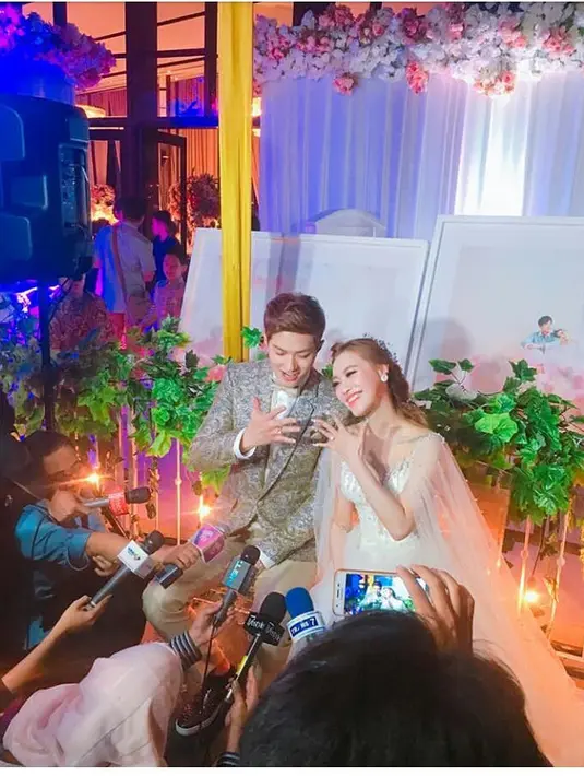 Pesta pernikahan Lee Jeong Hoon dan Moa bertabur balon warna-warni dan para selebriti tanah air. Selain itu, nuansa Korea pun dipilih keduanya untuk tema pernikahan mereka, dan ini juga terjadi untuk foto prewedding mereka. (Instagram/leemoalovers)