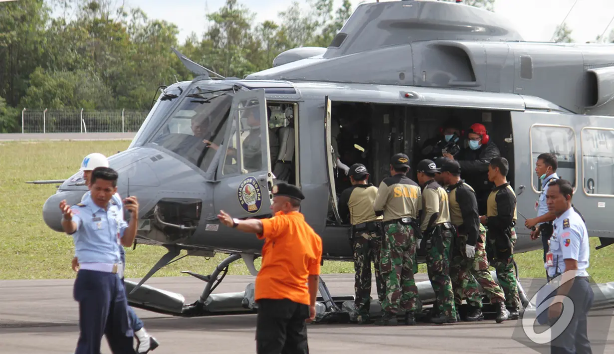 Tim SAR tengah bersiap-siap memindahkan jenazah AirAsia QZ 8501 dari helikopter, Pangkalan Bun, Kalteng, Kamis (1/1/2014).  (Liputan6.com/Herman Zakharia)