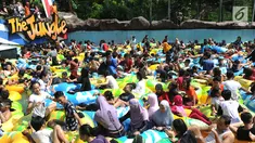 Ribuan pengunjung memadati wahana ombak di The Jungle, BNR, Bogor, Jawa Barat, Senin (18/6). Tiga hari setelah Lebaran, sejumlah tempat wisata di kawasan Jabotabek dipenuhi warga yang memanfaatkan libur kerja. (Merdeka.com/Arie Basuki)