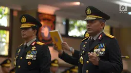 Komjen Pol Ari Dono Sukmanto dan Inspektur Jenderal Polisi Arief Sulistyanto saat disumpah menjadi Wakapolri dan Kabareskrim pada acara Serah Terima Jabatan (Sertijab) di Mabes Polri, Jakarta, Jumat (17/8). (merdeka.com/Imam Buhori)