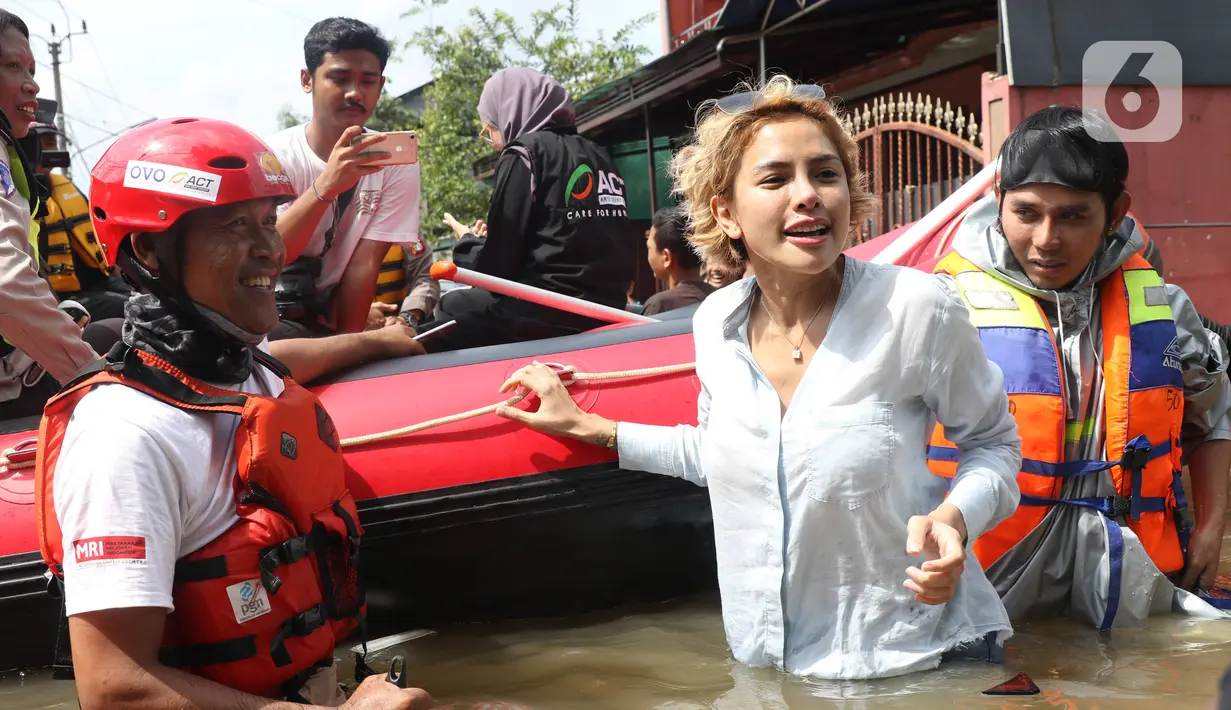 Artis Nikita Mirzani saat meninjau banjir di perumahan Ciledug Indah, Tangerang, Banten, Kamis (2/1/2020). Nikita menaiki perahu karet untuk melihat kondisi banjir di perumahan tersebut. (Liputan6.com/Angga Yuniar)