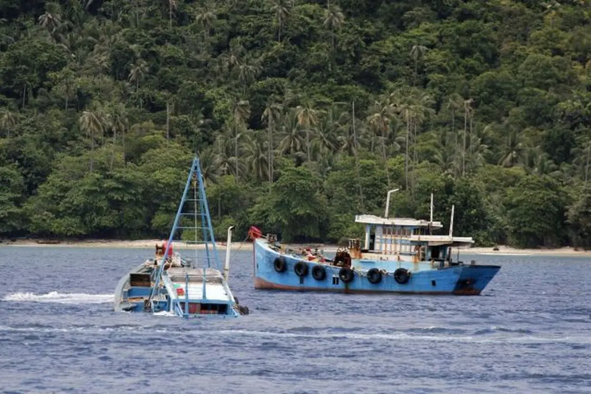 Kementerian Kelautan dan Perikanan bersama Satgas 115 kembali melakukan pemusnahan barang bukti tindak pidana perikanan dengan menenggelamkan kapal perikanan pelaku illegal fishing di Natuna. (Dok: KKP)