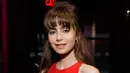 <p>Lily Collins berpose saat menghadiri Time100 Next di New York City, Amerika Serikat, 25 Oktober 2022. Penyanyi berusia 33 tahun itu tampak menyukai sorotan saat berpose untuk pemotretan selama di karpet merah. (JP Yim/Getty Images for TIME/AFP)</p>