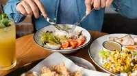 Ilustrasi seseorang yang sedang makan siang (Foto dok : Freepik/freepik).