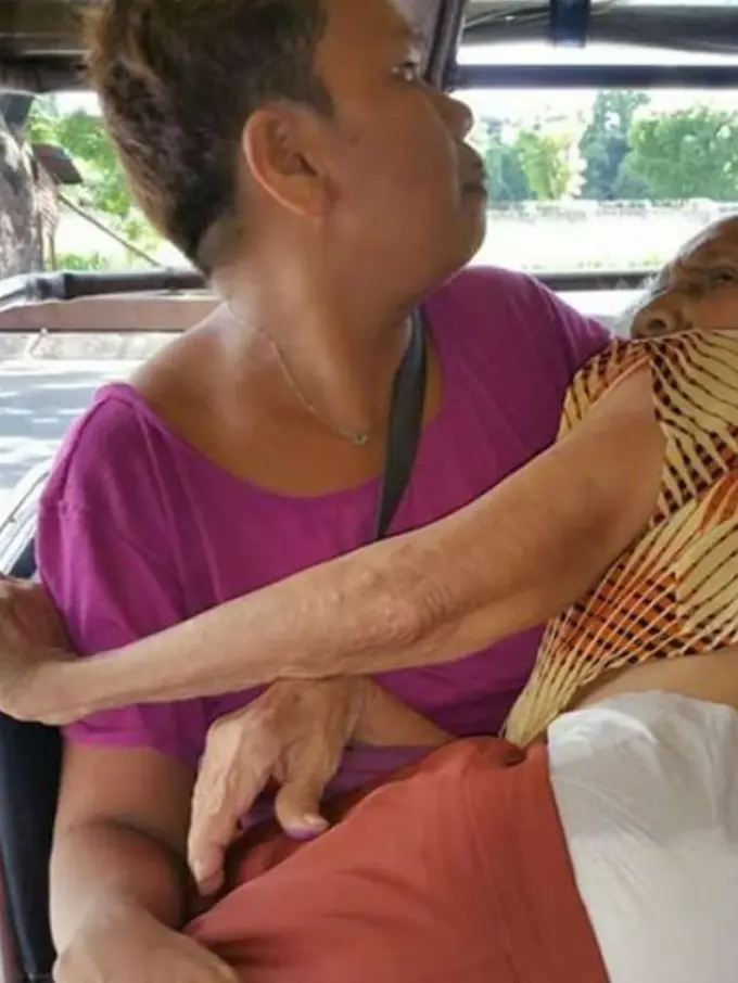 [Bintang] Cerita Haru di Balik Foto Wanita yang Menggendong Ibunya di Dalam Angkot