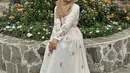 Princess look ala Cut Intan Nabila pakai dress putih dengan bordir floral yang kecil nan manis. Ia memadukan penampilannya dengan belt dan hijab cokelat, serta topi rajut serasi. [Foto: Instagram/cut.intannabila]