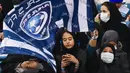 Sejumlah pendukung wanita Al-Hilal menonton timnya saat bertanding di Liga Saudi Pro, Riyadh (13/1). Wanita yang menggemari sepak bola sebelumnya hanya diizinkan menonton pertandingan melalui televisi di rumah. (AFP Photo/Ali Al-Arifi)