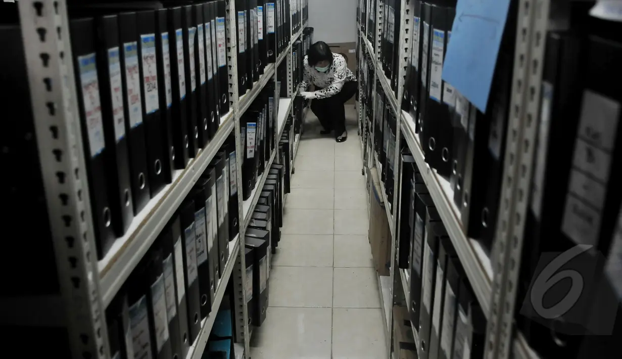 Penyidik Bareskrim mencari dokumen saat melakukan penggeledahan di Kantor PT Adhi Karya Pasar Minggu, Jakarta, Rabu (13/5/2015). Penggeledahan berkaitan dengan kasus dugaan korupsi pembangunan proyek Stadion Gedebage. (Liputan6.com/Johan Tallo) 