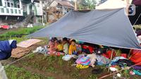 Anak-anak mengungsi di dalam tenda darurat setelah diguncang gempa di kawasan Cibeureum, Cianjur, Jawa Barat, Selasa (22/11/2022). Seperti diketahui, gempa bumi berkekuatan 5,6 SR yang terjadi pada Senin, berpusat di Kabupaten Cianjur. (merdeka.com/Arie Basuki)