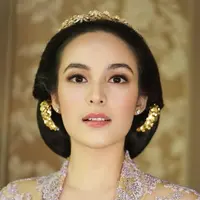 Disempurnakan dengan pulasan makeup soft natural hasil karya makeup artist, Eva Lovira. @evalovira.