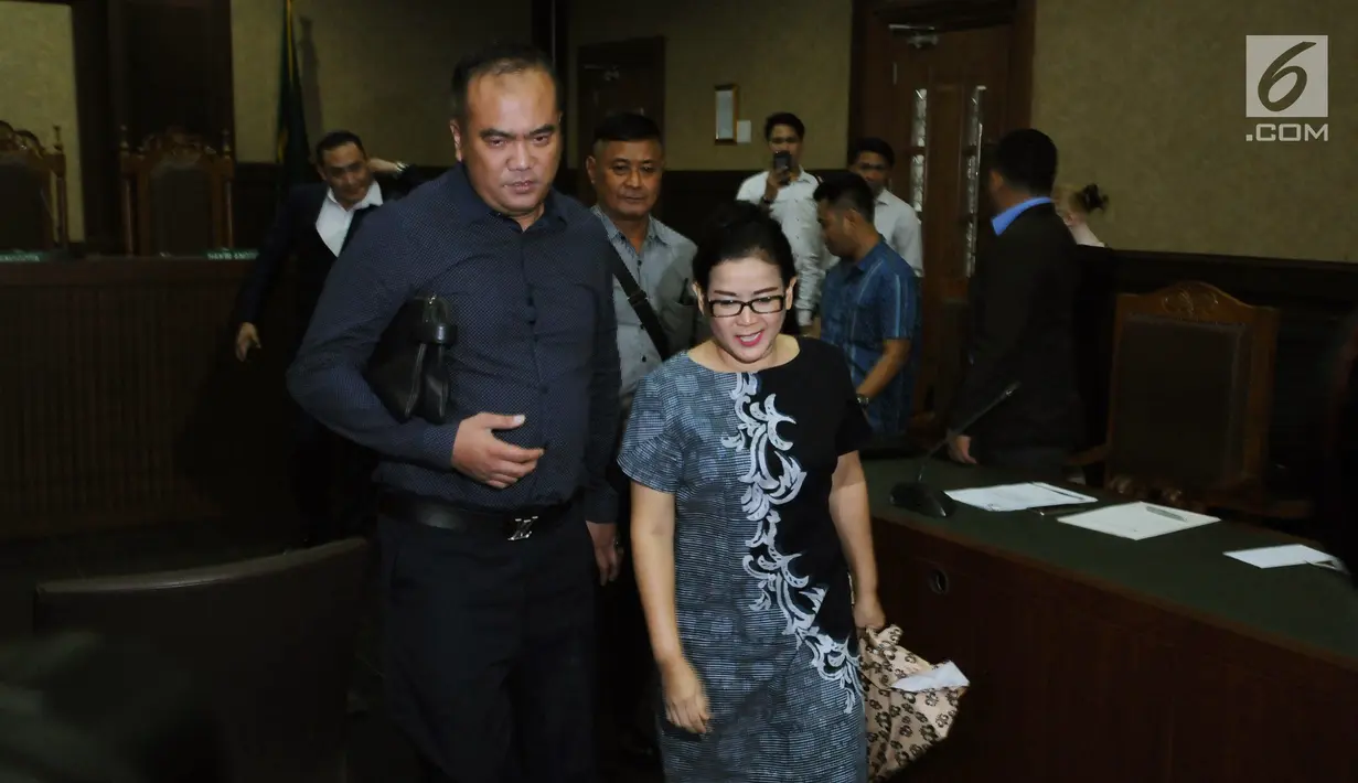 Terdakwa kasus pemberian keterangan palsu di sidang e-KTP, Miryam S Haryani bersama kuasa hukumnya usai menjalani sidang putusan di Pengadilan Tipikor Jakarta, Senin (13/11). Miryam divonis lima tahun penjara. (Liputan6.com/Helmi Fithriansyah)