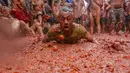 La Tomatina berlangsung sejak 1945 pada hari Rabu terakhir dari bulan Agustus, selama pekan festival Bunol. (AP Photo/Alberto Saiz)