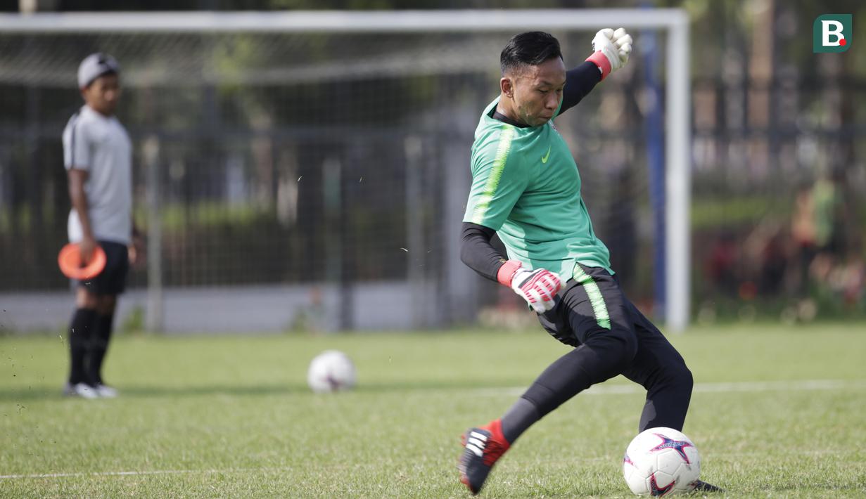Kiper Timnas Indonesia, Awan Setho, mengirim umpan saat latihan di Lapangan ABC Senayan, Jakarta, Selasa (20/11). Latihan ini persiapan jelang laga Piala AFF 2018 melawan Filipina. (Bola.com/Vitalis Yogi Trisna)