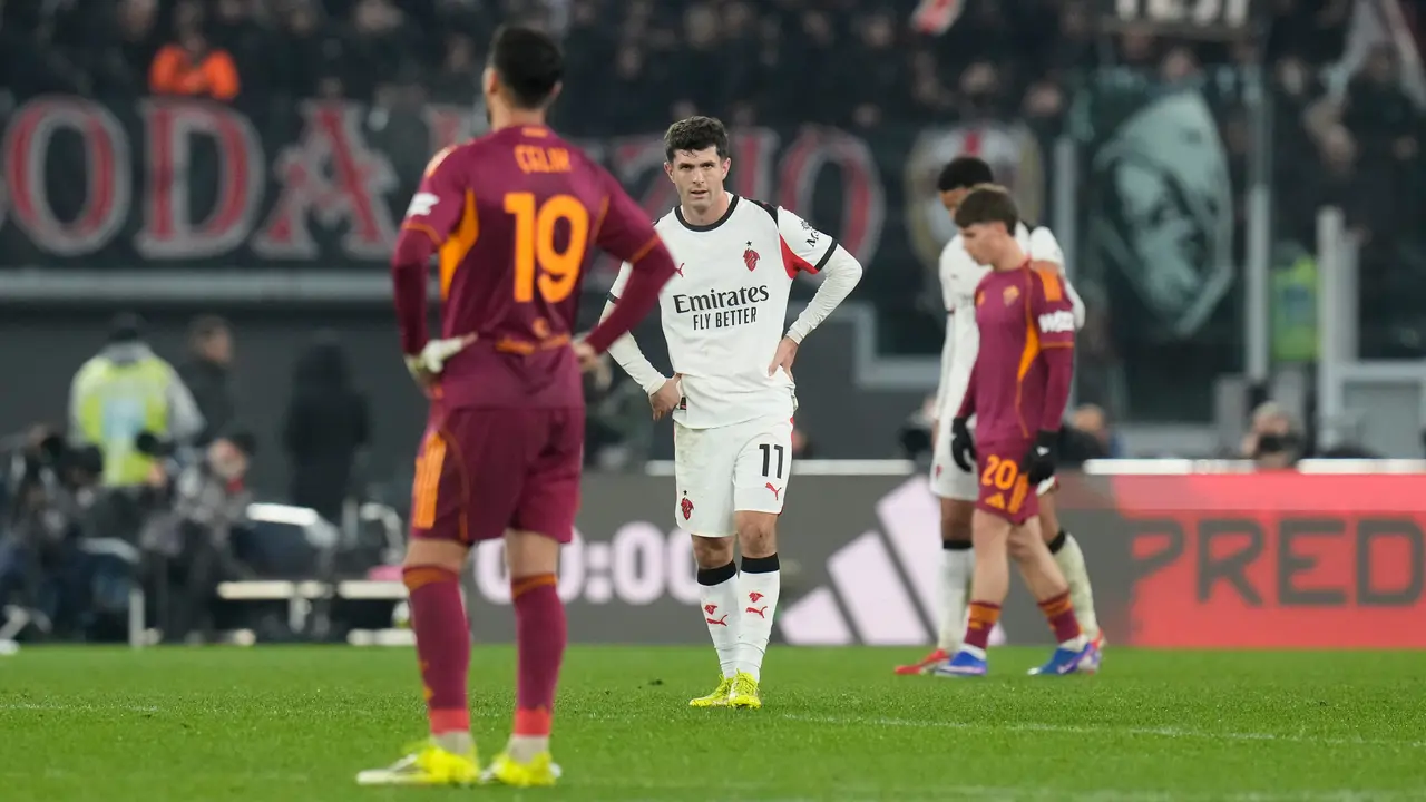 Pemain AC Milan Christian Pulisic (tengah) dan pemain AS Roma Zeki Celik