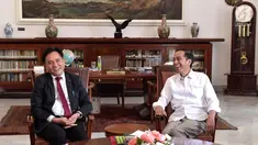 Presiden Joko Widodo berbincang dengan pakar hukum tata negara, Yusril Ihza Mahendra di Istana Kepresidenan Bogor, Jawa Barat, Jumat (30/11). Yusril diterima di ruang kerja Presiden sekira pukul 11.25 WIB. (Liputan6.com/HO/Biropers)