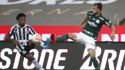 Pemain Palmeiras, Matias Vina, berebut bola dengan pemain Santos, Marinho, pada laga final Copa Libertadores di Stadion Maracana, Minggu (31/1/2021). Palmeiras menang dengan skor 1-0. (Ricardo Moraes/Pool via AP)