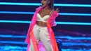 Tak ingin mengecewakan siapapun, akhirnya Ariana berhasil menyelesaikan penampilannya sampai akhir  dengan penuh kekuatan dan  cinta demi memberikan kebahagiaan untuk paara korban. (AFP/Bintang.com)