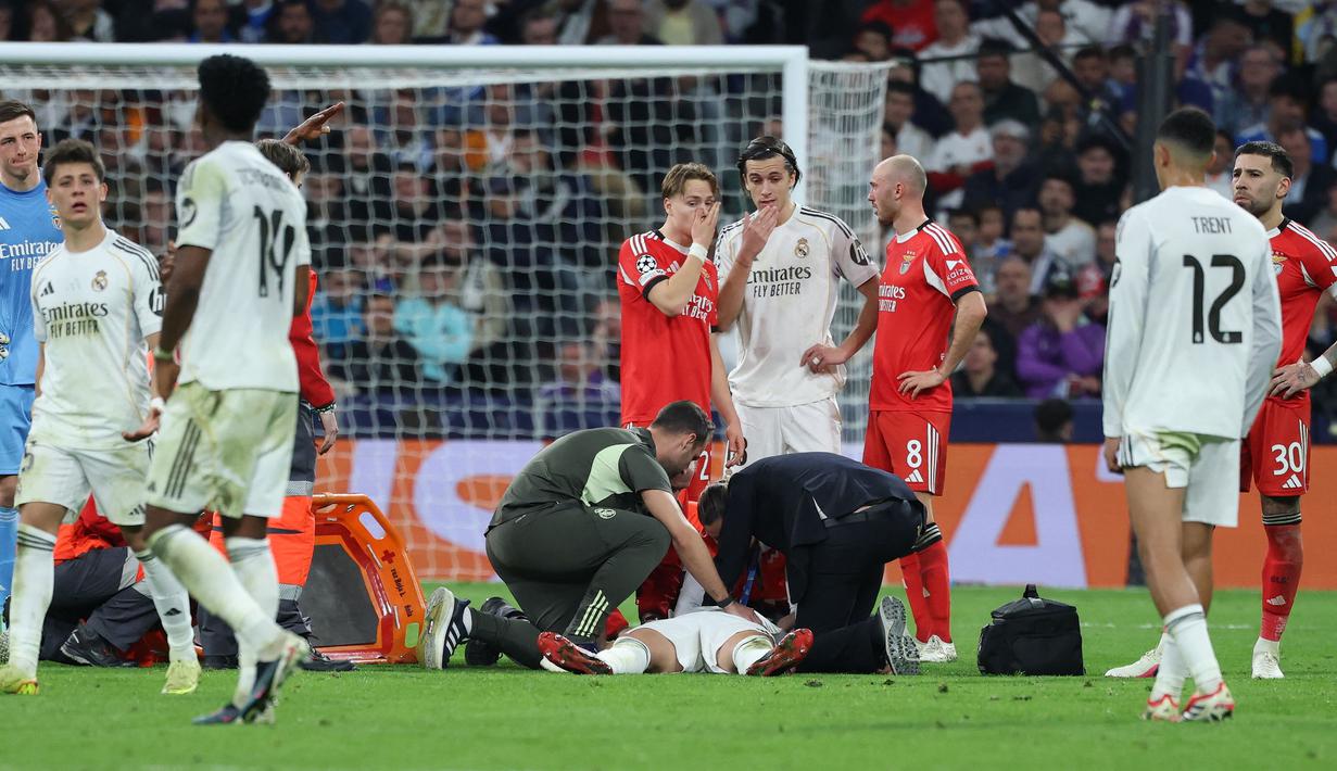 Raul Asencio kemudian harus mendapatkan perawatan dari petugas medis. Sementara Camavinga mampu bangkit dengan sendirinya. (AFP/Thomas Coex)