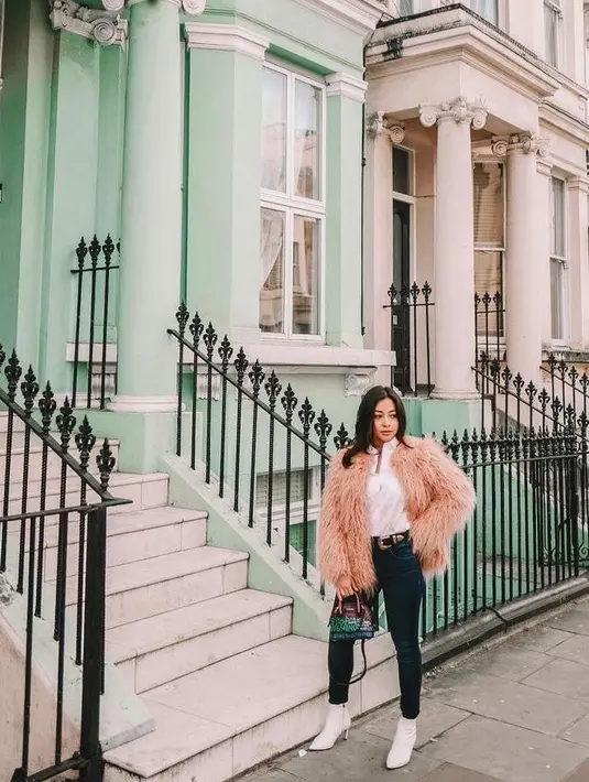 Gaya modis Nikita Willy berikut bisa kamu tiru. Padukan fluffy faux fur coat warna peach dengan kemeja putih dan celana jeans warna hitam. Lengkapi gaya-mu dengan belt dan sepatu boots. (Instagram/nikitawillyofficial94).