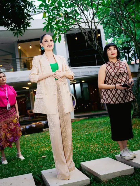 Penampilan menarik Cinta Laura dengan setelan blazer dan celana panjang bernuansa keemasan. Oversized blazer dipadu dengan celana panjangnya yang serasi, memiliki motif logo brand ini, dikombinasikan dengan inner hijau yang kontras, namun menawan ketika dikenakan Cinta Laura. [Foto: Instagram/claurakiehl]