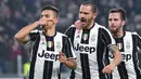 Paulo Dybala  (kiri) merayakan golnya ke gaawang SSC Napoli bersama rekan-rekannya pada leg pertama semifinal Coppa Italia di Juventus Stadium, Turin, (28/2/2017). Juventus menang 3-1. (EPA/Alessandro Di Marco)