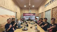 Kasat Reskrim Polresta Pekanbaru Komisaris Berry Juana Putra bersama pegiat media sosial untuk lawan hoax. (Liputan6.com/M Syukur)