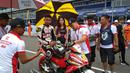 Para Umbrella Girl memayungi pebalap saat Asia Road Racing Championship (ARRC) 2017 di Sirkuit Buriram, Thailand, Sabtu (2/12/2017). Kehadiran para umbrella girl menjadi daya tarik tersendiri di lintasan balap. (Bola.com/Muhammad Wirawan)
